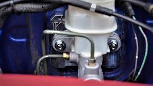 Hydraulic brakes are a type of braking system that uses oil pressure Hydraulic brake use a system of fluid pressure to activate the brake components Pascal law governs hydraulic brakes